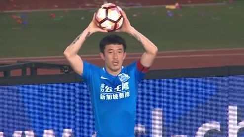 蓝羽：这里面还有很多粤语的谐音梗，比如“学富五car”、“赴汤蹈fire”，这些是你想到的吗？