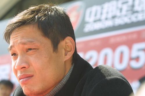 韩星李秉宪大婚后低调亮相，李嘉欣长裙显美艳与老公恩爱亮相。