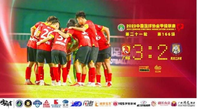 《黑金杀机》曝海量剧照 克鲁兹、迪亚兹秀身材 2013-07-26 雷德利·斯科特的新片《黑金杀机》又曝出一组高清剧照，男一号迈克尔·法斯宾德和抢戏的绿叶布拉德·皮特依旧一个西装笔挺，另一个牛仔风情，神神秘秘不知在谈什么。