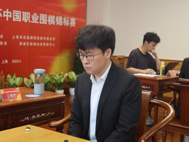 《抓娃娃》发布片尾曲MV 2024-07-31 近日，暑期档喜剧电影《抓娃娃》发布片尾曲《我想当风》MV，歌曲由鹿先森乐队倾情献唱。
