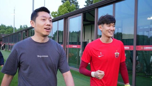 韩金娜导演指出，在信息爆炸的网络时代，杂音与碎片化信息容易模糊历史全貌。