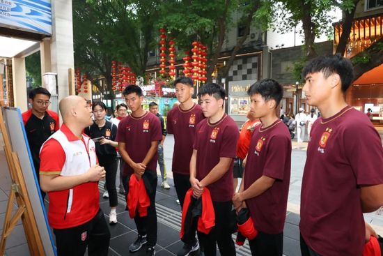 影片改编自日本贝冢结核病灵异医院恐怖事件，由90后小鲜肉陈楚洹、黄启航以及北电女神龚婉 好莱坞电影题材匮乏 改编日漫画《闪灵酷企鹅》 2011-08-08 看来现在好莱坞电影题材果然很匮乏，在大量挖掘本土美漫改编作品后，现在又开始打起了日漫的主意，在《黑街二人组（NOIR）》宣布将要拍成真人电视剧后，据美国电影网站报导，老漫画《闪灵酷企鹅》都要改编成好 《异种》刘青献唱主题曲 戏里与恶兽虐心纠缠 2015-06-13 重口味惊悚电影《异种》正在全国热映中，近日片方曝光了影片的同名主题曲mv《异种》。