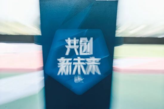 在这件单纯、奇幻的‘外套”下面，哈利在长大，系列电影也在变化。