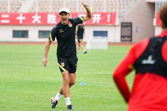 林时完、Sunny和柳承龙分别为片中的主人公布鲁、珠儿和大反派奈杰配音 《里约大冒险》开头片段曝光 小鸟跳起桑巴舞 2011-03-21 即将于4月8日上映的3D动画巨制《里约大冒险》(RIO)日前曝光影片的开头片段，在一片尚未开发的巴西原始森林中，伴随着百鸟展翅的欢快音乐，还是幼鸟的男主角布鲁开始他的第一次飞行尝试的片段。