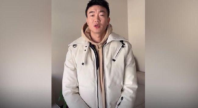 全场一路黑脸，似乎与她再度与帕丁森分手有关。