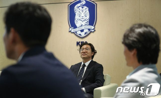 杨紫前一秒婉约后一秒搞怪 2016-08-25 浙江省金华市，8月24日，浪漫传奇清装剧《龙珠传奇》举行探班，主演杨紫、秦俊杰亮相片场，扮演明朝最后一个公主的杨紫身穿素雅绣花清装，造型清秀婉约，接受采访时活泼搞怪，时而“张牙舞爪”时而送飞吻比桃心 杨紫再晒照为爸爸庆生 斗鸡眼自黑只为衬托寿星 2015-01-22 1月22日，演员杨紫在微博晒出一张与爸爸的合影旧照，并附文：“并附文：“今天是爸比生日，爸比你辛苦了！