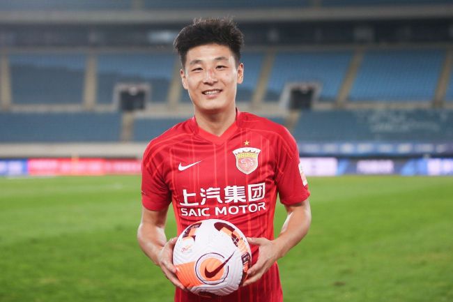 杰瑞德·莱托曝新造型 长卷发温柔难挡 2021-06-02 当地时间5月26日，美国纽约，一组杰瑞德·莱托（莱兔少爷）在新剧《We Crashed》片场的“待机照”曝光，同时解锁莱兔少爷新造型，现年50岁的他，片场生图竟拍出了写真的高级感。