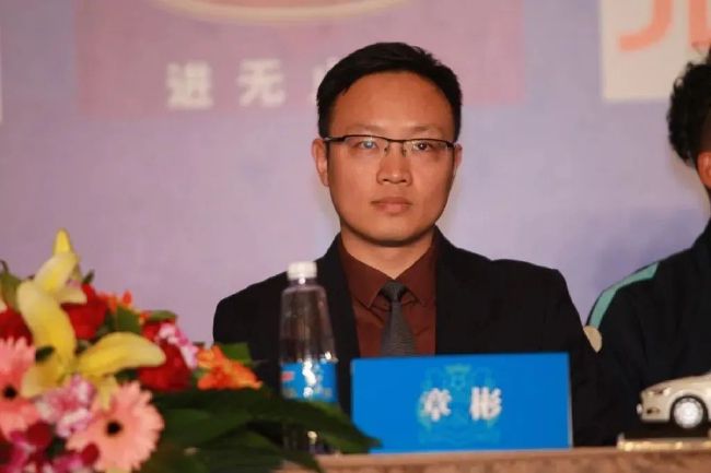 导演鲁曼感受到中国粉丝的热情亦是全程微笑，并用刚学会的中国话向大家问好，鲁曼表示，这是他 《大爆炸》呆萌约翰尼发型销魂 现场狂抱女粉丝 2013-11-19 18日在上海，因美剧《生活大爆炸》中Leonard博士一角色而出名的约翰尼·盖尔克奇现身上海。