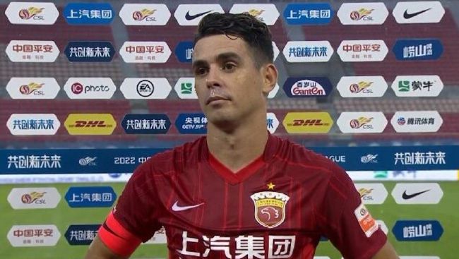 当天，秦海璐素颜现身，身穿白色T恤外搭格纹西服。