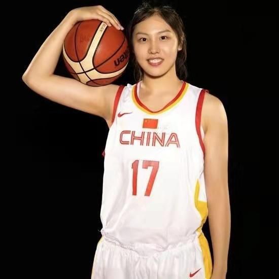 张小斐饰演一位追寻真相的媒体人，在调查坠楼案时陷入舆论风波。