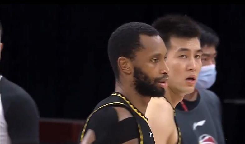 叶童优雅出席活动 不支持《新白娘子传奇》翻拍 2009-11-01 叶童优雅出席活动 叶童 10月31日，一身优雅打扮的影星叶童现身上海，出席了某奢侈护肤品牌大型新柜开幕仪式。