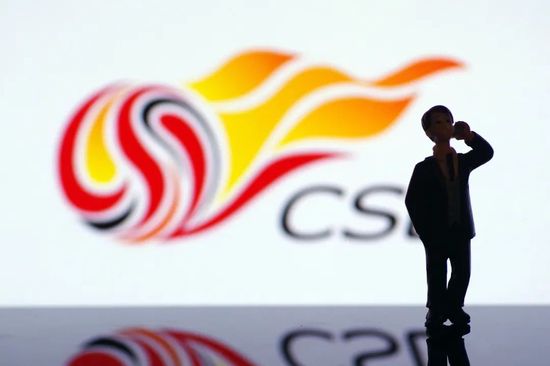 上午九点半左右，迎接新娘的婚车队已在酒店门外等候，而婚礼的主婚车也在车库装扮完毕，等待迎接新娘。