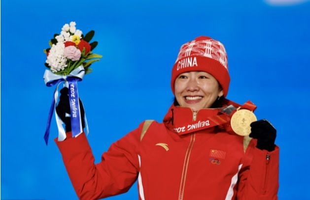导演说我应该大声的喊同胞们、姐妹们，我说导演这是不是他在这深沉的说着同胞们姐妹们。