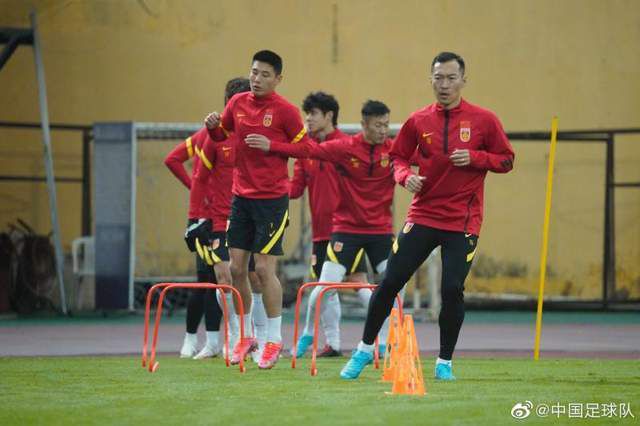 该公司认为郑丽媛清丽透明的皮肤、自信从容的处事态度与品牌形象非常吻合。