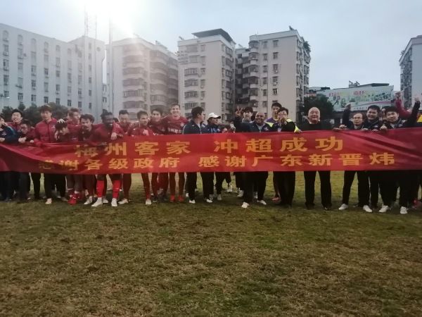 然而，这种付出往往伴随着一种隐性的操控，父母以“我为你牺牲了这么多”为理由，要求子女按照自己的意愿生活。