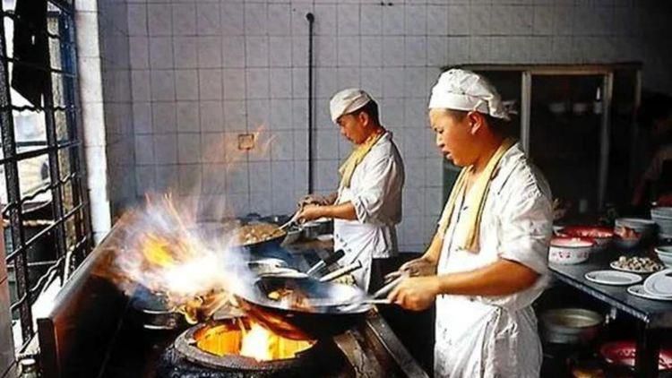 鸵鸟毛装饰字母刺绣 张婧仪穿针织短裙亮相展览 参加一场特别“试镜” 2021-09-03 近日，张婧仪出席时尚活动，参加了一场特别的“试镜”。