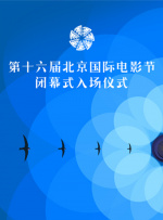 从帕丁森在片场的打扮来看，他此次在片中的造型非常简单，黑西装白衬衣，头发也比之前剪短了不少。