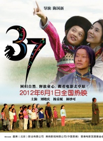 这十年来，电影人坚持以人民为中心的创作导向，通过接地气的故事、多类型融合的创作手法，用光影再现民族记忆，奏响时代强音。