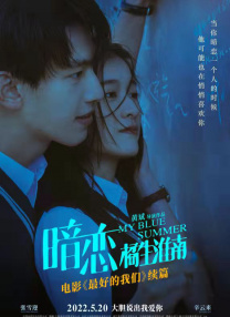 照片中，海伦·米伦身穿宫廷风古典长裙，气质高雅，范·迪塞尔选择了稍显低调的黑色套装，这对“速激”搭档在雨中悠然起舞，开怀大笑。