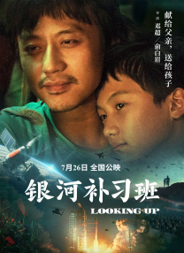 周杰伦戴口罩现身显大牌 粉丝一路跟拍场面壮观 2013-10-09 拍照，场面十分壮观。