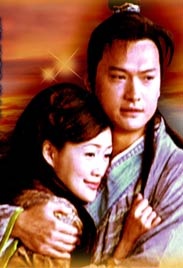 当日，金·卡戴珊上穿棉服下穿短裤，着深V豪放露半球街头狂吸睛，造型十分新潮大胆。