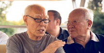 在专访中，夏雨透露，在拍摄《西风烈》时就与杨采妮讨论过《圣 《雨中的树》刘佩琦甘做绿叶 与王志飞戏外兄弟 2012-06-06 由尹力执导，刘恒编剧，王志飞、丁柳元、王成阳主演，马精武、贺小书、雷恪生、刘佩琦、吴军、倪大红等实力戏骨加盟的电影《雨中的树》，目前在四川省万源市进行紧张拍摄。
