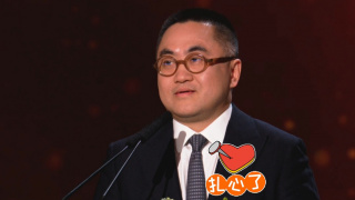 苏丽珍与周慕云在幽暗的走廊里擦肩而过。