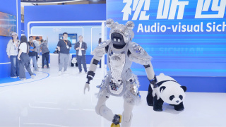 因为他之所以会被别人感觉他很弱，是因为他身边的人变强了。
